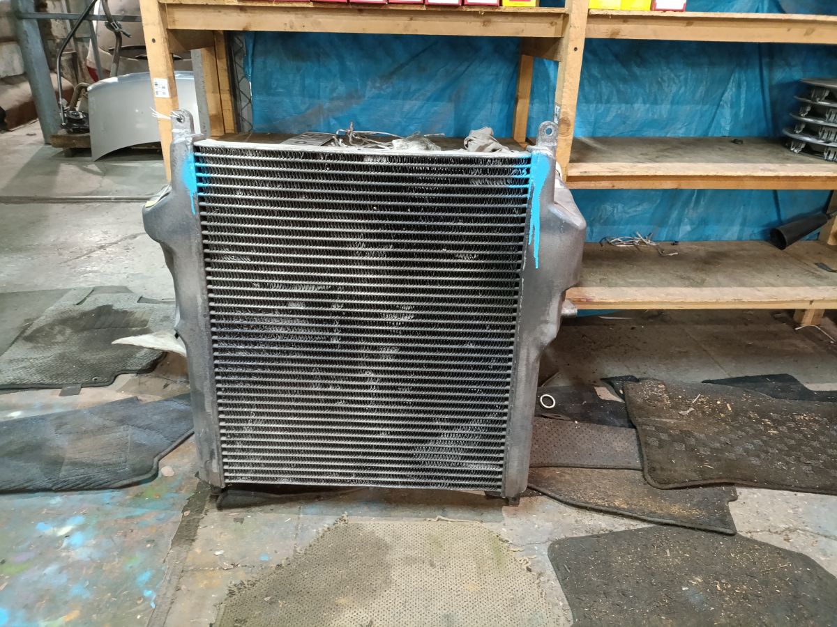 Радиатор интеркулера на Isuzu Фото 6