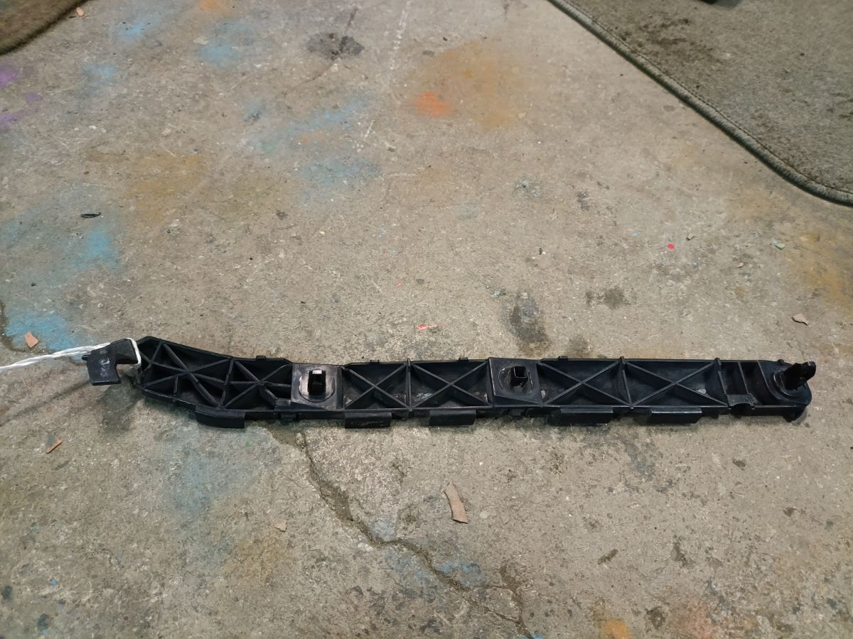 Крепление бампера 52156-68010 на Toyota Wish ZNE10G Фото 8