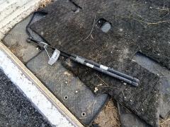 Амортизатор капота A2208800329 на Mercedes-Benz S-Class W220.175 Фото 2