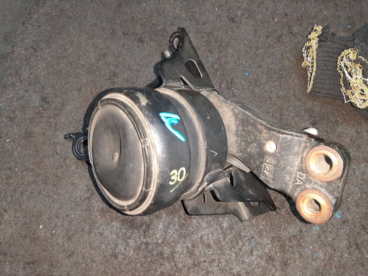 Подушка двигателя 12305-23060 на Toyota Vitz SCP90 2SZ-FE Фото 3