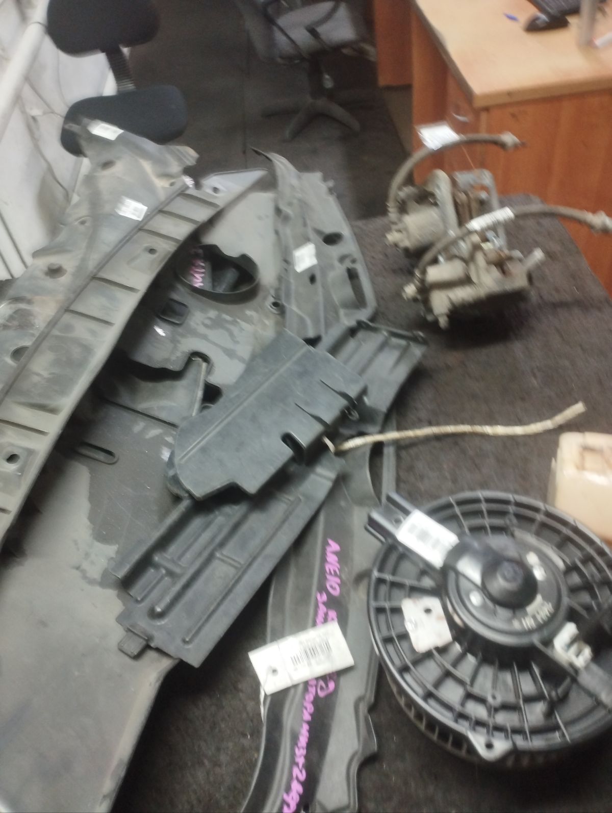 Защита замка капота 53292-68010 на Toyota Wish ANE10G 1AZ-FSE Фото 3