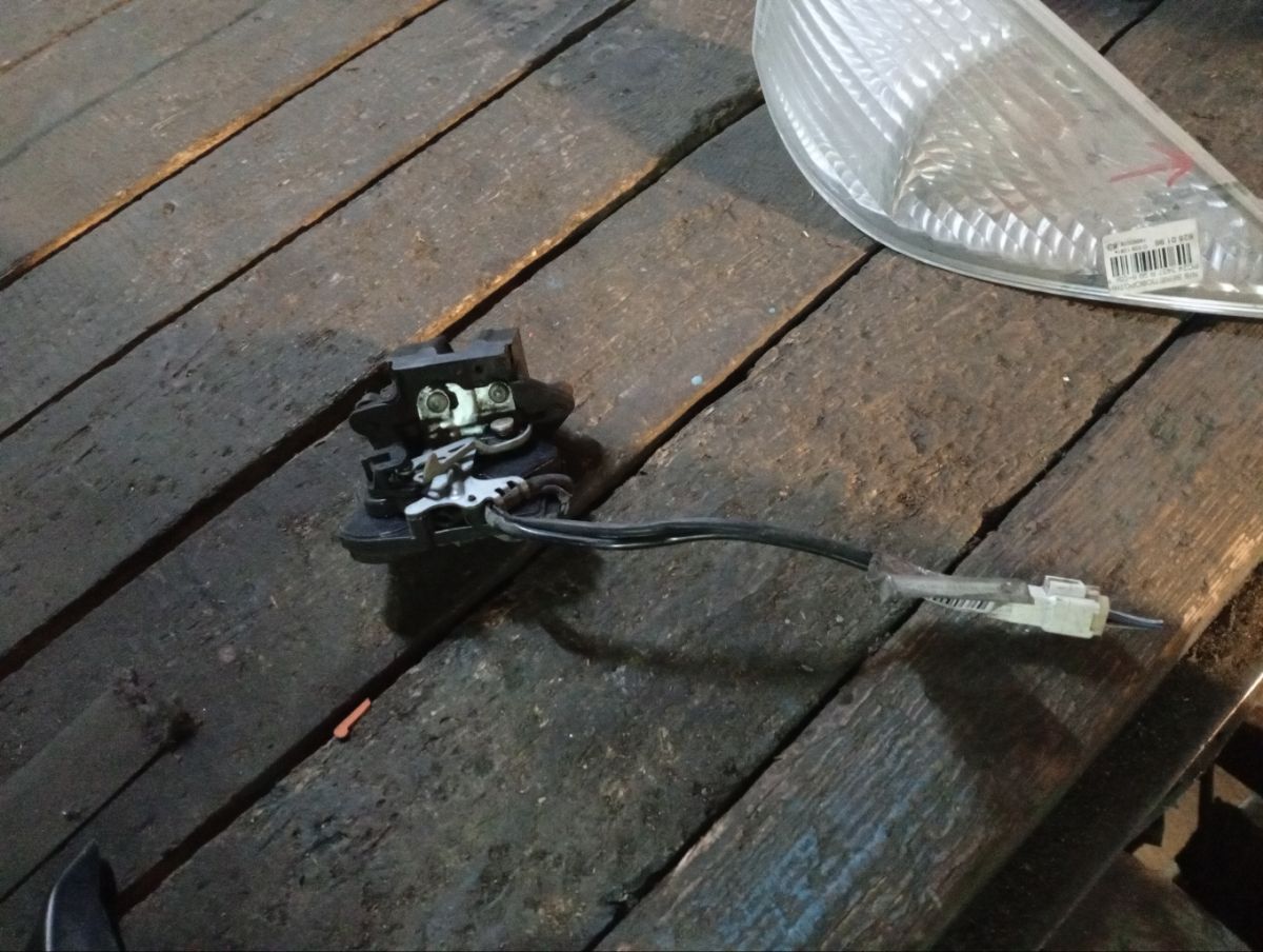 Замок двери на Toyota Wish ANE10G Фото 3