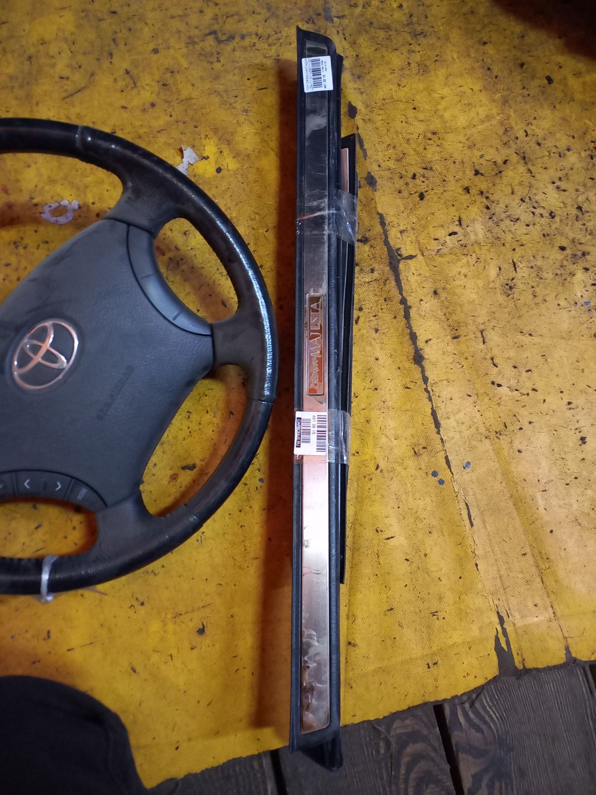 Накладка на порог салона на Toyota Crown Majesta UZS171 Фото 3