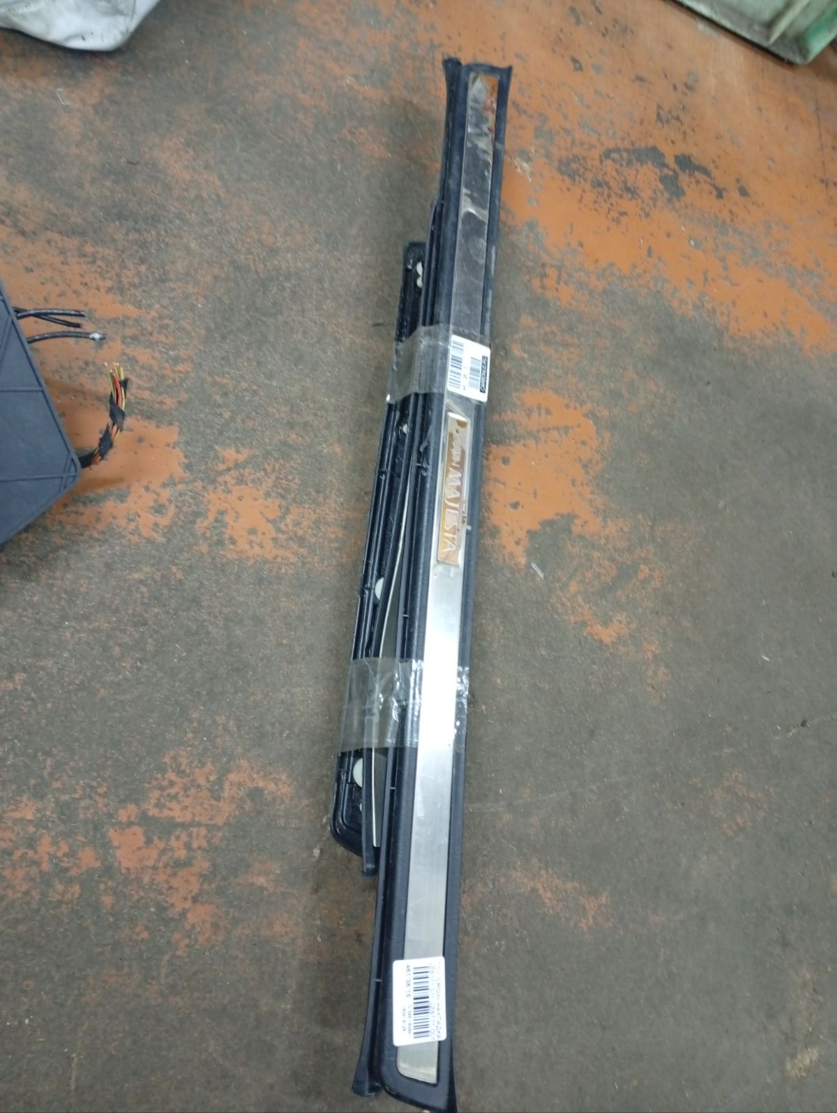 Накладка на порог салона на Toyota Crown Majesta UZS171 Фото 4