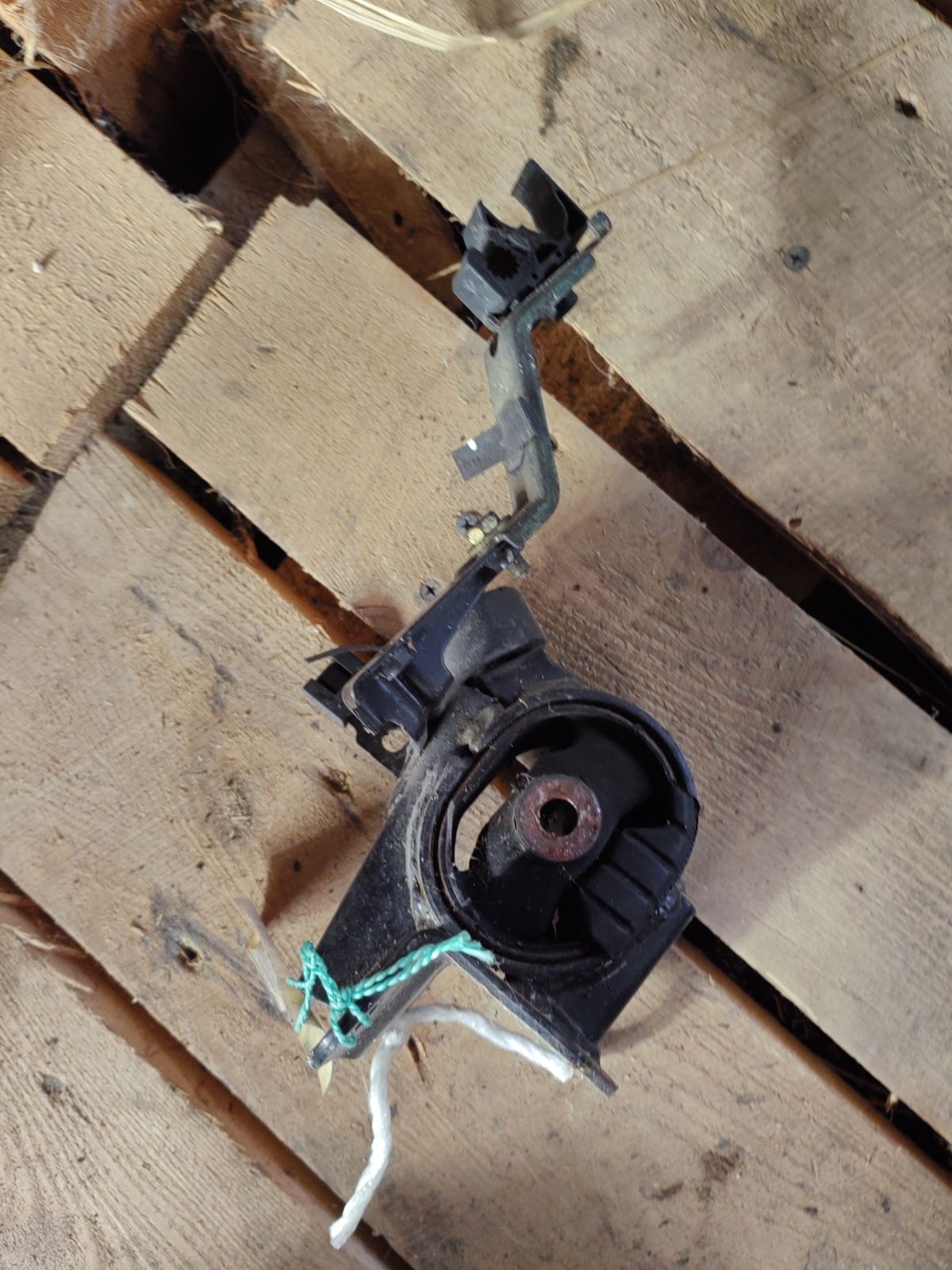Подушка двигателя 12306-28070, 12306-28071 на Toyota Isis ANM10G 1AZ-FSE Фото 3