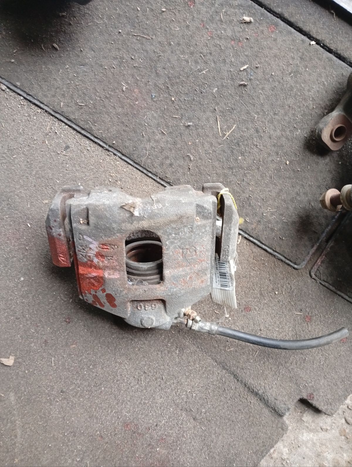Суппорт D3Y0-33-98Z, D3Y0-33-98ZA, D3Y0-33-98ZB на Mazda Demio DY3W ZJ-VE Фото 4