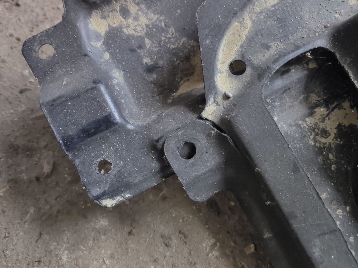 Защита двигателя на Toyota Isis ANM10G 1AZ-FE Фото 3