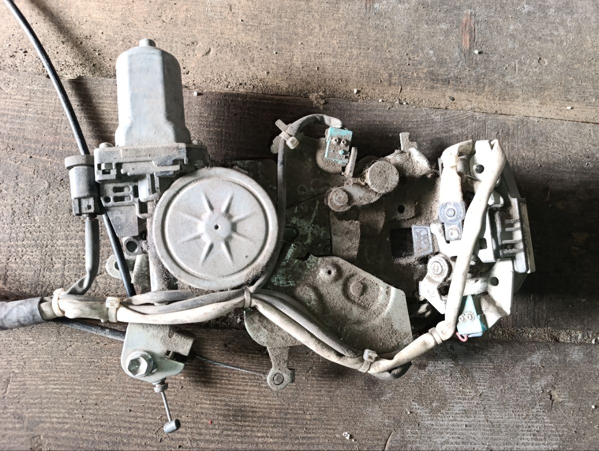 Замок двери на Toyota Porte NNP10 Фото 10