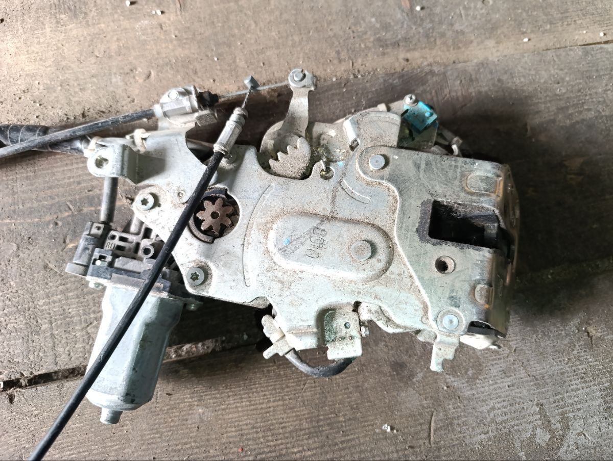 Замок двери на Toyota Porte NNP10 Фото 11