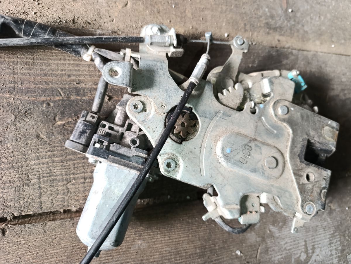 Замок двери на Toyota Porte NNP10 Фото 13