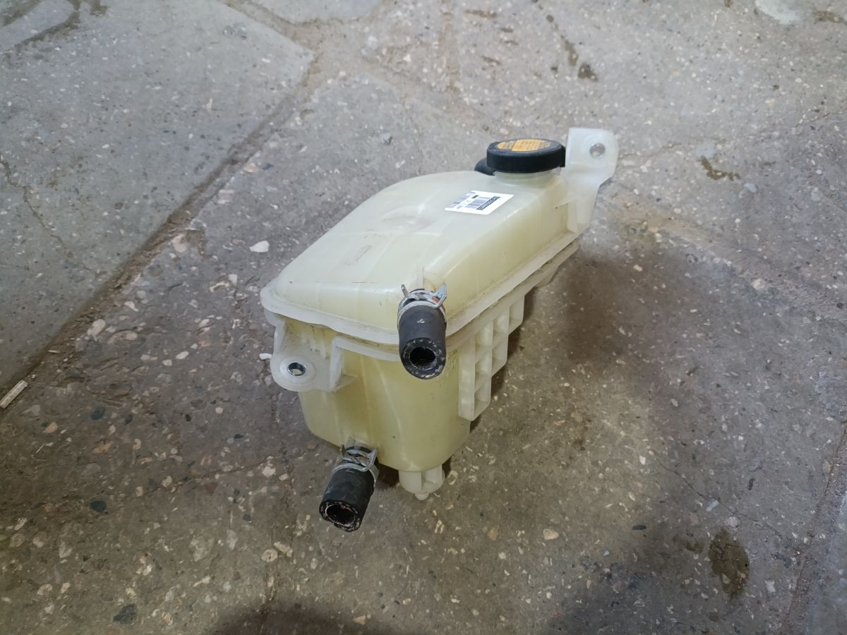Бачок расширительный 16480-0D030 на Toyota Avensis Wagon ZRT272W 3ZR-FAE Фото 6