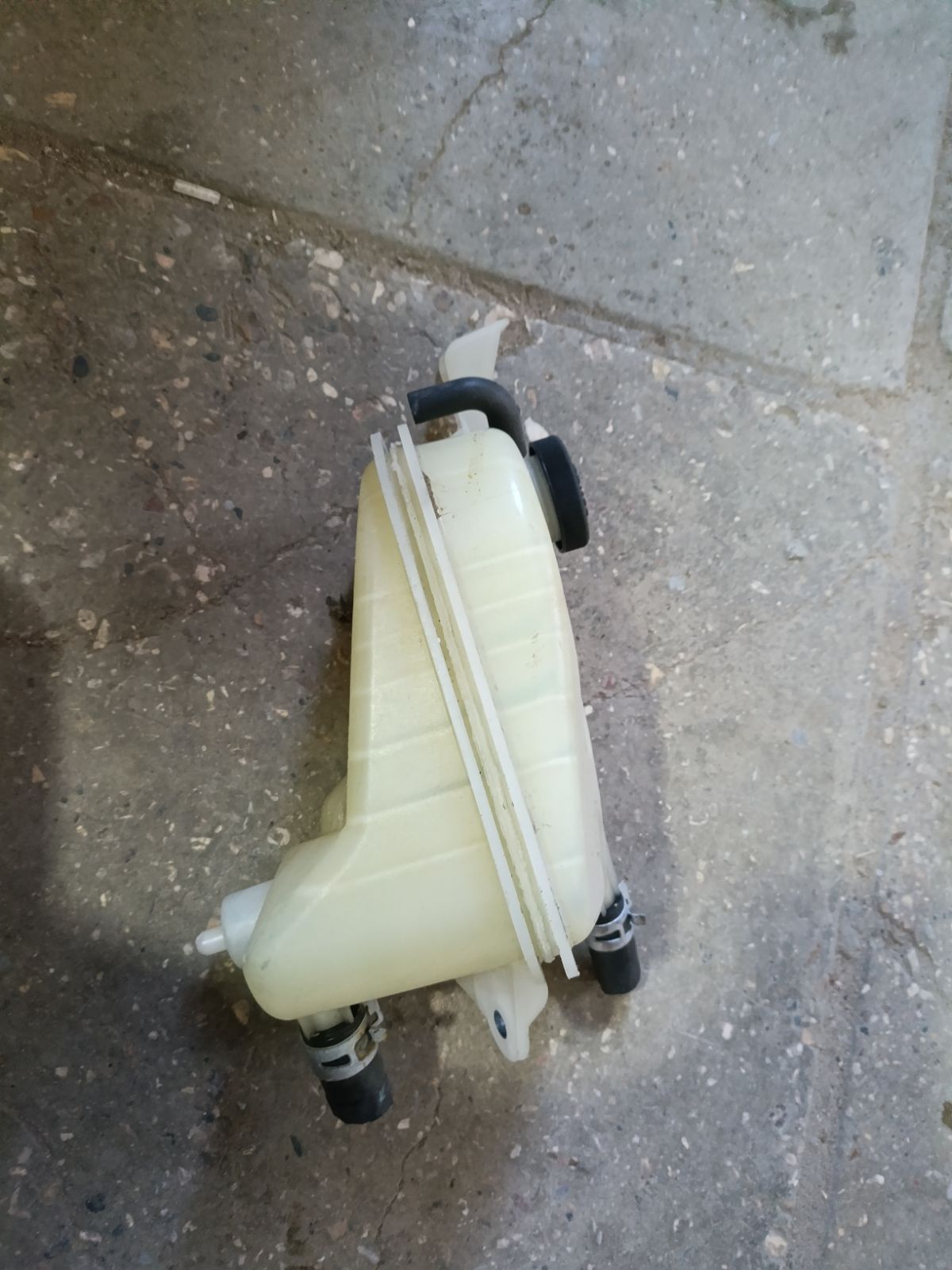 Бачок расширительный 16480-0D030 на Toyota Avensis Wagon ZRT272W 3ZR-FAE Фото 7