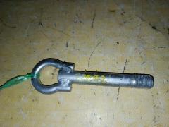 Крюк буксировочный на Toyota Auris ZRE152H 51960-28020