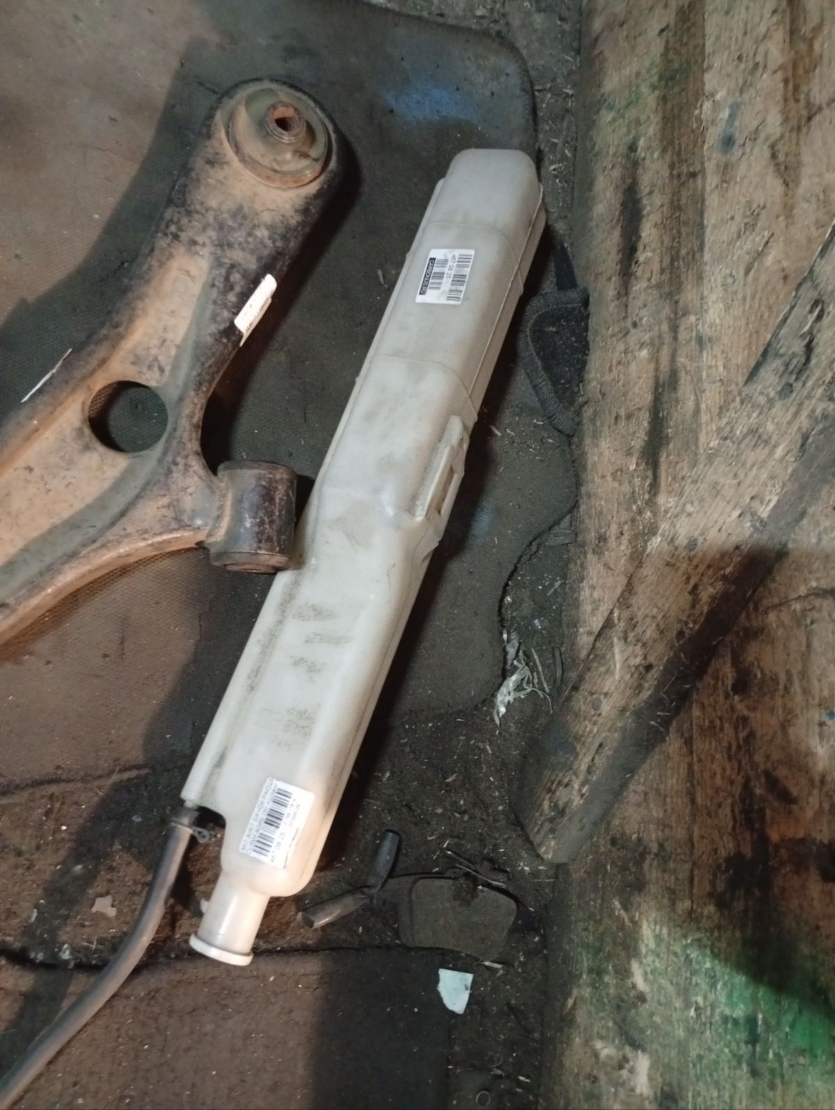 Бачок расширительный MR968146 на Mitsubishi Airtrek CU5W 4G69 Фото 2