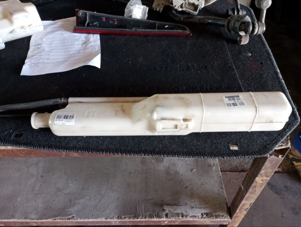 Бачок расширительный MR968146 на Mitsubishi Airtrek CU5W 4G69 Фото 4