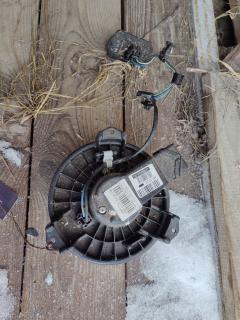 Мотор печки 87103-52120 на Toyota Belta SCP92 Фото 4