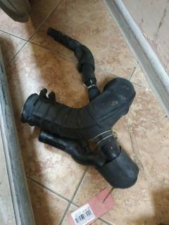 Патрубок воздушн.фильтра 17880-21070, 17880-21071 на Toyota Sienta NCP81G 1NZ-FE Фото 3