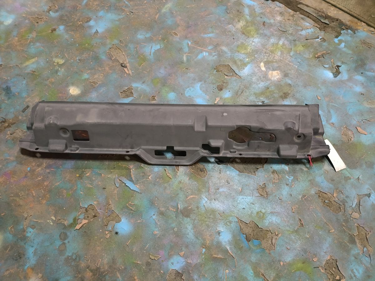 Защита замка капота 53285-48010 на Toyota Harrier MCU10W 1MZ-FE Фото 3