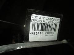 Доводчик двери на Toyota Voxy ZRR70G Фото 2