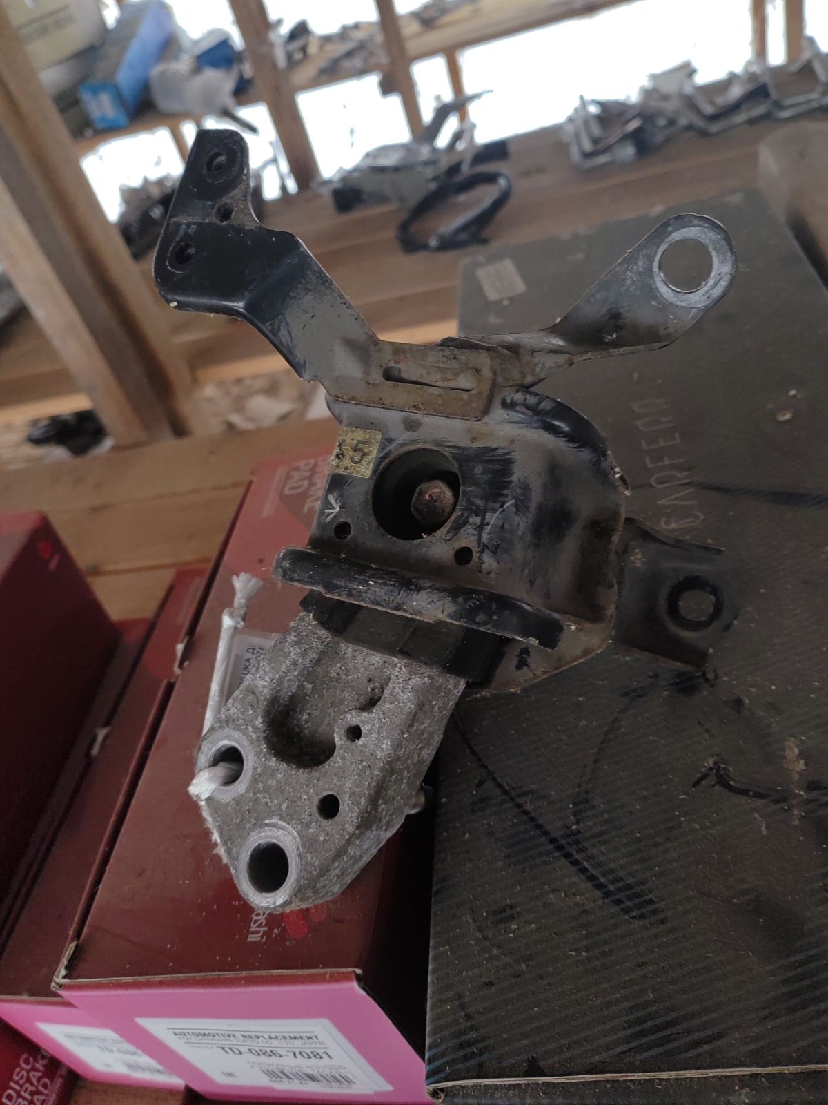 Подушка двигателя на Toyota Corolla Fielder NZE141G 1NZ-FE Фото 6