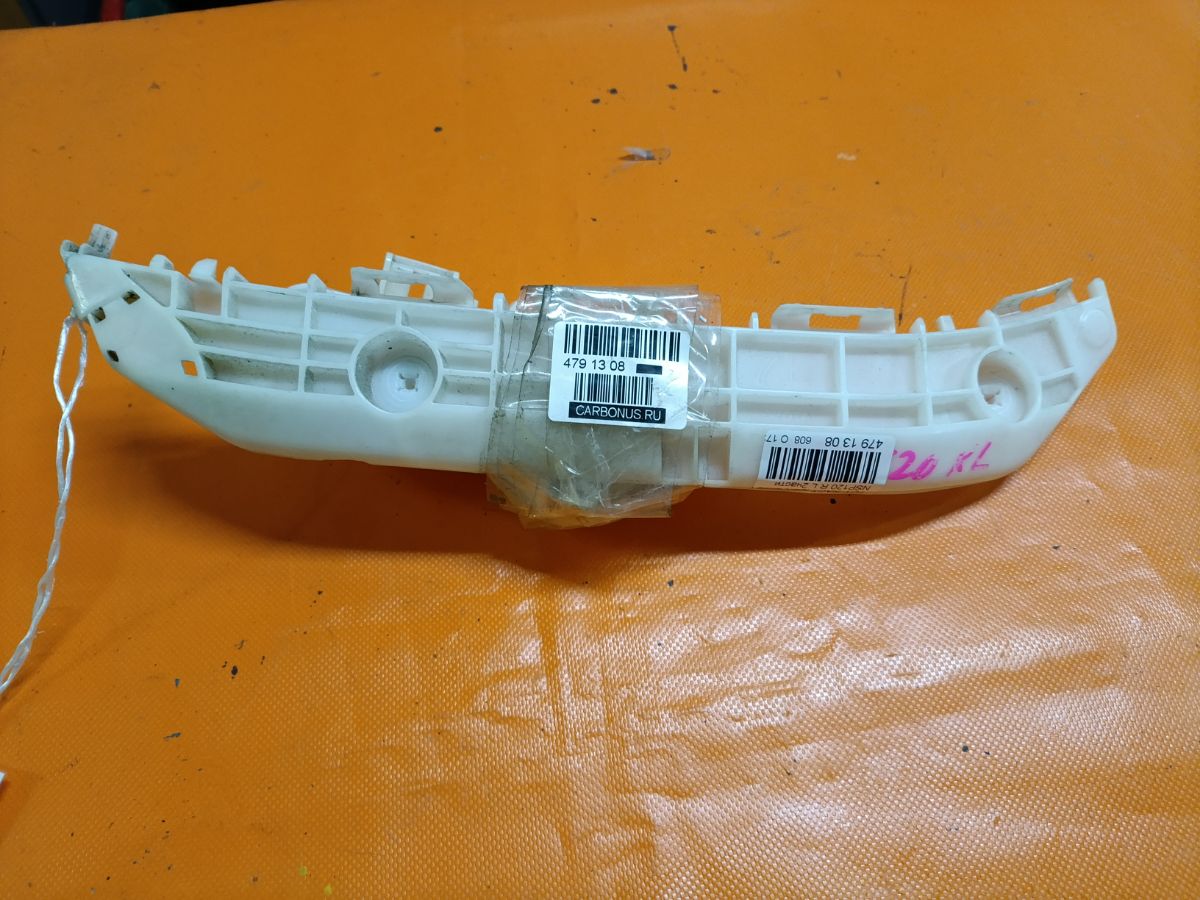 Крепление бампера 52576-52100 на Toyota Ractis NSP120 Фото 2