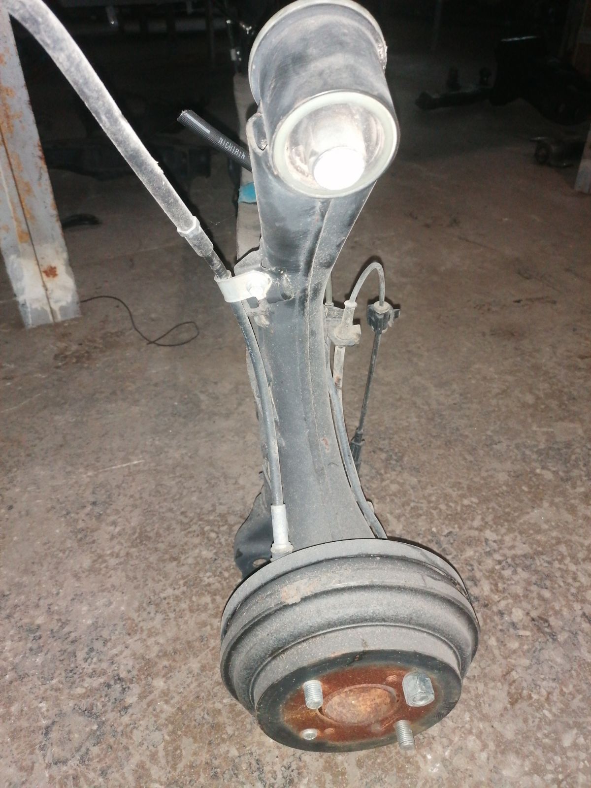 Балка подвески на Suzuki Alto HA36S R06A Фото 10