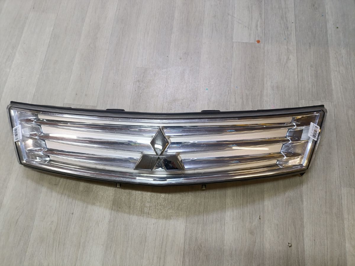 Решетка радиатора на Mitsubishi Delica D2 MB15S Фото 3