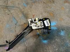 Замок двери на Honda Stepwgn RF5 Фото 5