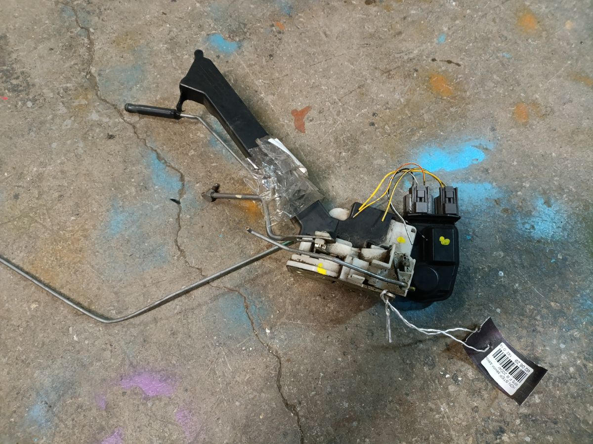 Замок двери на Honda Stepwgn RF5 Фото 4