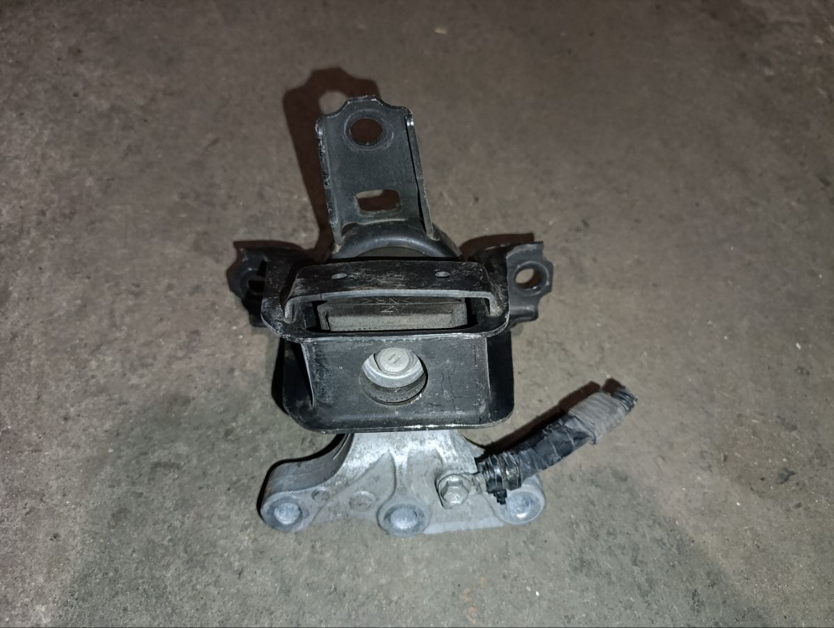 Подушка двигателя на Suzuki Hustler MR41S R06A Фото 2