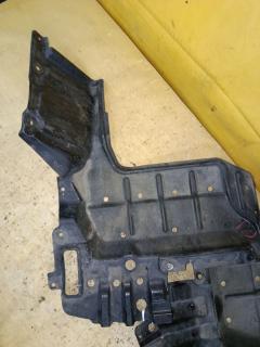 Защита двигателя 51442-28150, 51441-28170, 52618-28020 на Toyota Voxy ZRR70G 3ZR-FAE Фото 2