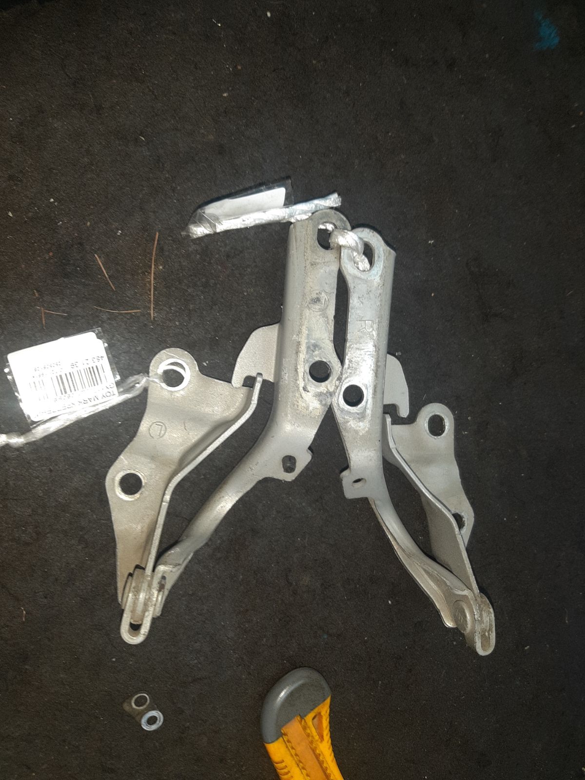 Крепление капота 53410-30160, 53420-30160 на Toyota Mark Ii GX115 Фото 3