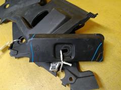 Защита замка капота 53141-05030, 53795-05010 на Toyota Avensis AZT250 1AZ-FSE Фото 2