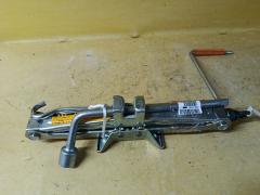 Домкрат на Toyota Mark II GX105