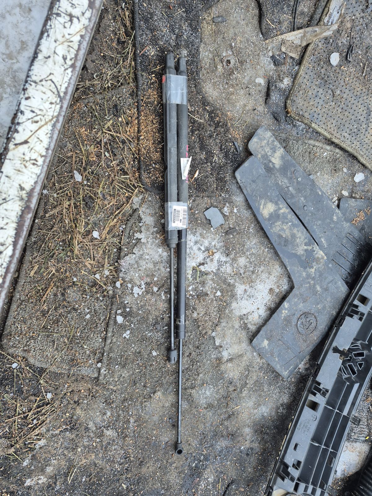 Амортизатор капота на Mercedes-Benz Clk-Class C209.361 Фото 3