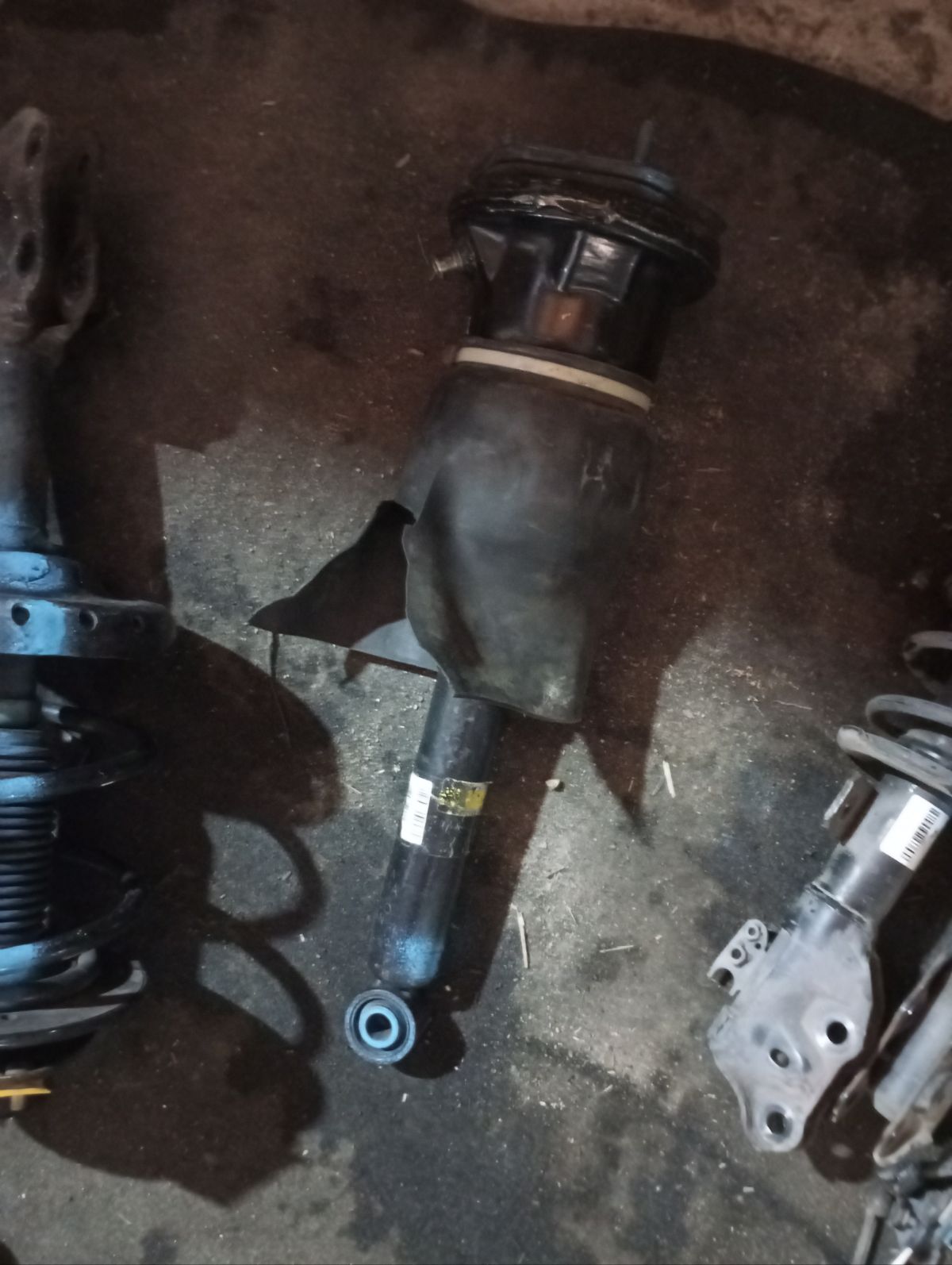 Стойка амортизатора 48080-50110 на Toyota Celsior UCF31 3UZ-FE Фото 8