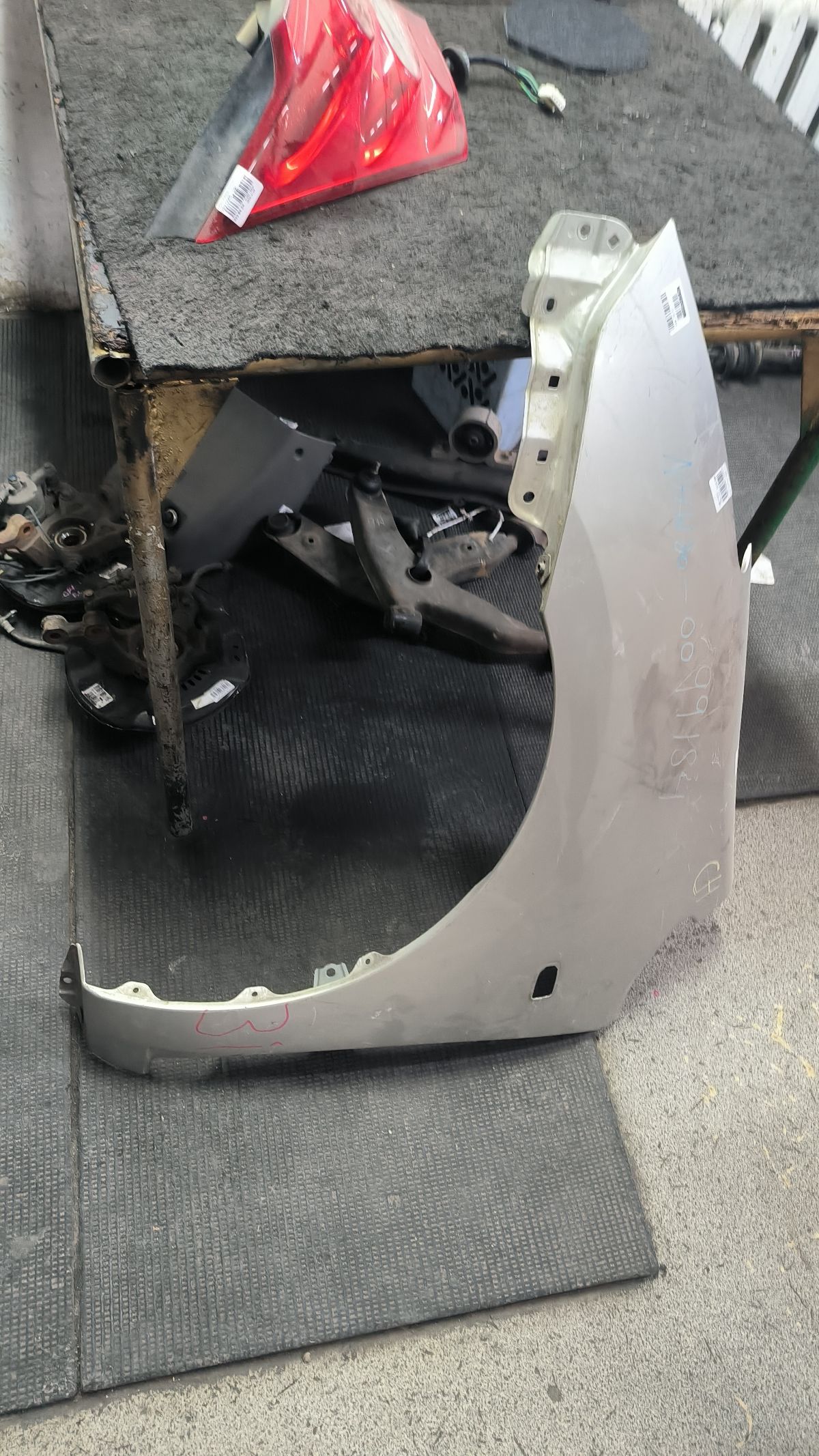 Крыло переднее 53802-47010, 08315175, 5380247011, 5466655, 5466657, 6504048198311P, 6635007, 816201, 816202, 8169311, 854171, 854271, GD5683AR, GD99570AL, GD99570L, L00232, PTY10192BL, STTY59016A2, TY10192BL, TY1K02BL, TY4203013, TY4203014, TY51100AL, TY59001601L00, TY59001601R00, TYPRI04271L на Toyota Prius NHW20 Фото 5