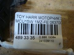 Моторчик заслонки печки 063700-7051 на Toyota Harrier MCU15W 1MZ-FE Фото 3