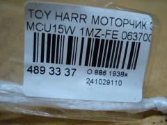 Моторчик заслонки печки 063700-7051 на Toyota Harrier MCU15W 1MZ-FE Фото 3