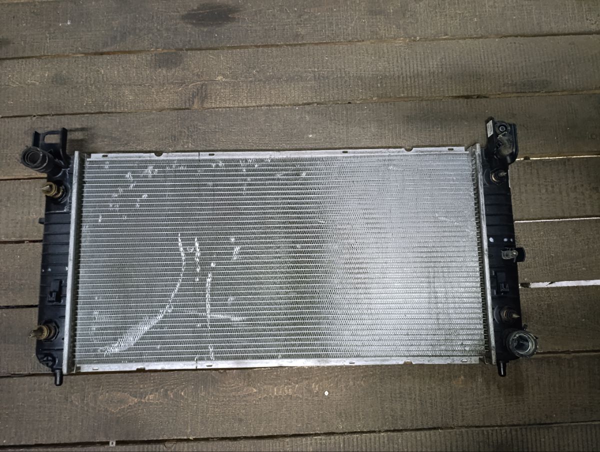 Радиатор ДВС на Cadillac Escalade Фото 3