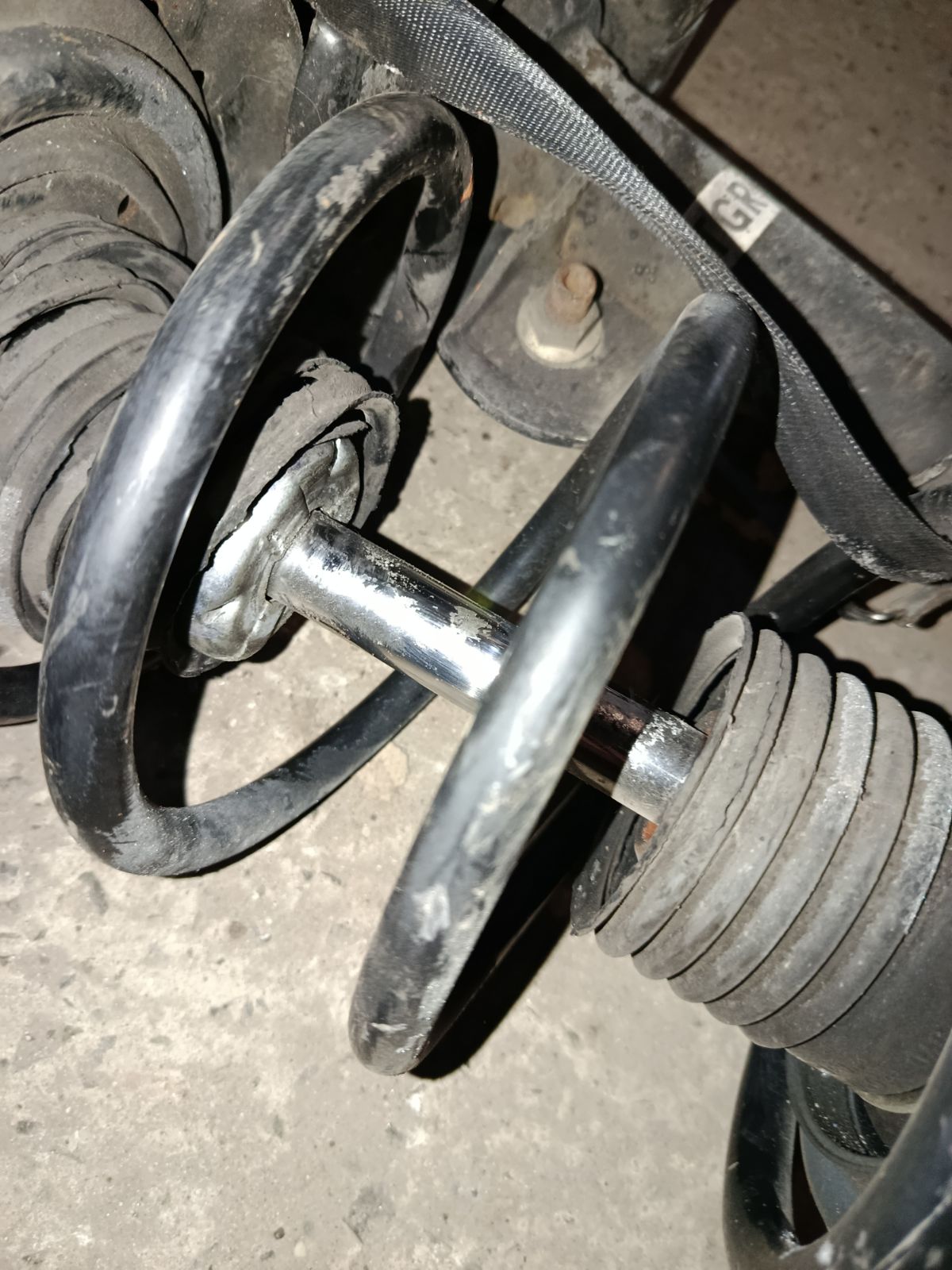 Стойка амортизатора на Nissan Leaf ZE0 EM61 Фото 3