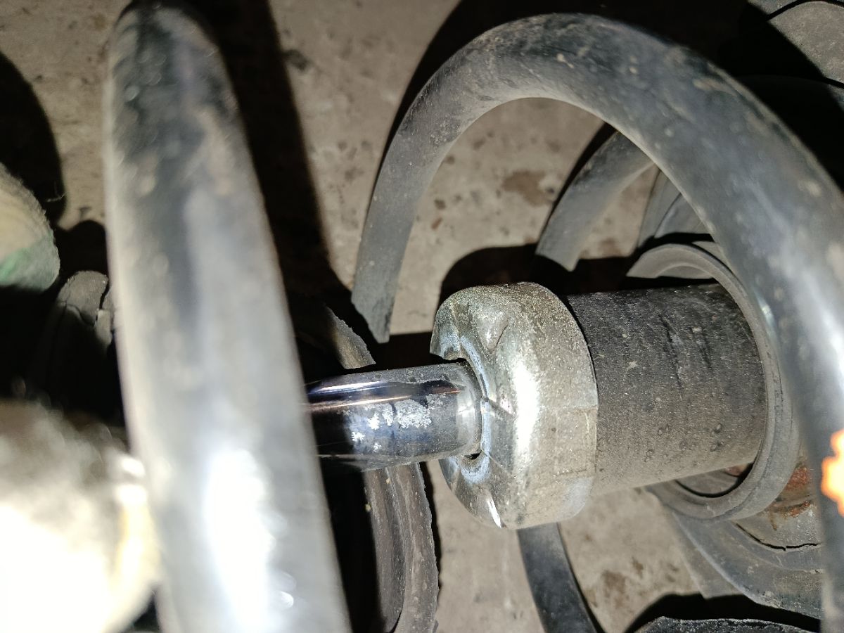 Стойка амортизатора на Nissan Leaf ZE0 EM61 Фото 4