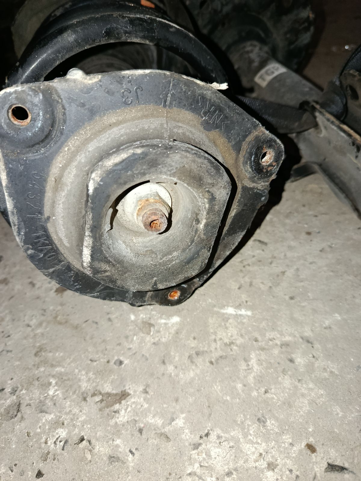 Стойка амортизатора на Nissan Leaf ZE0 EM61 Фото 5