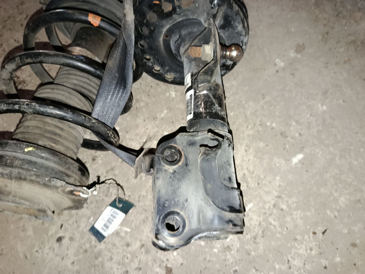 Стойка амортизатора на Nissan Leaf ZE0 EM61 Фото 7