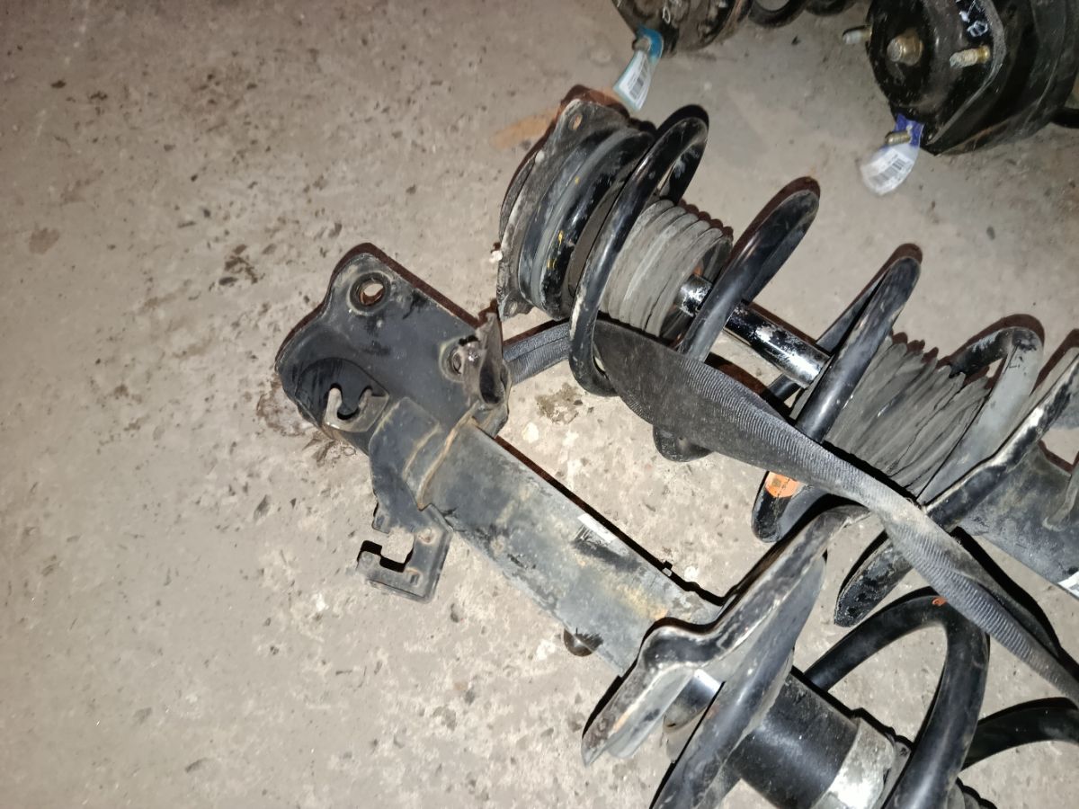 Стойка амортизатора на Nissan Leaf ZE0 EM61 Фото 8