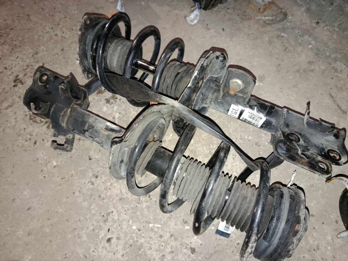 Стойка амортизатора на Nissan Leaf ZE0 EM61 Фото 9