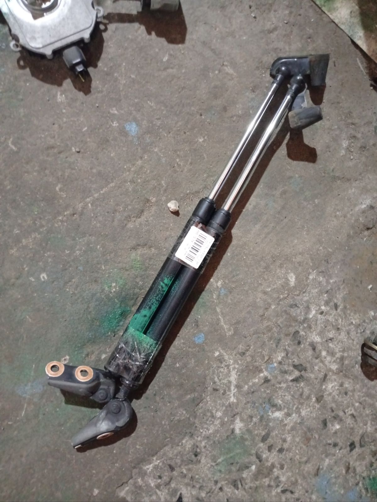 Амортизатор двери 68950-44070 на Toyota Ipsum ACM21W Фото 3