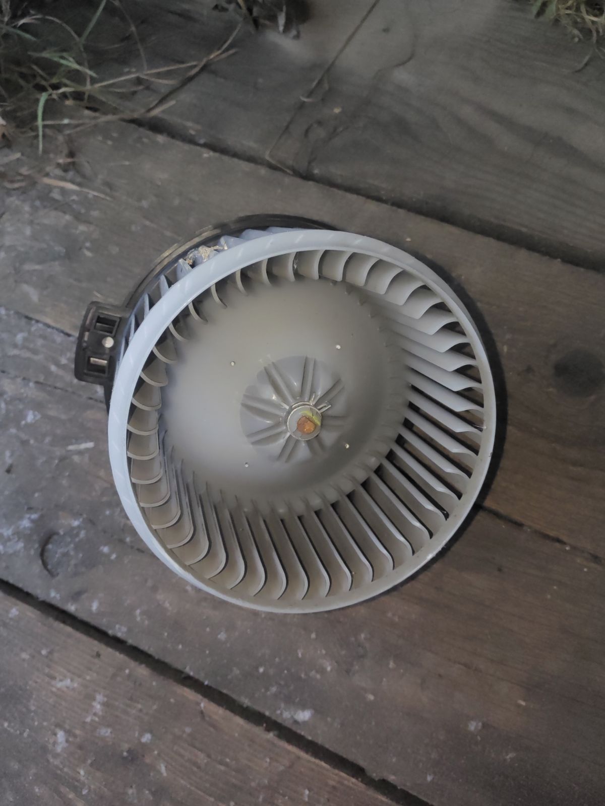 Мотор печки 87103-44030 на Toyota Voxy AZR60G Фото 6