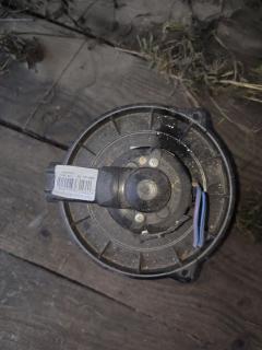 Мотор печки 87103-44030 на Toyota Voxy AZR60G Фото 5