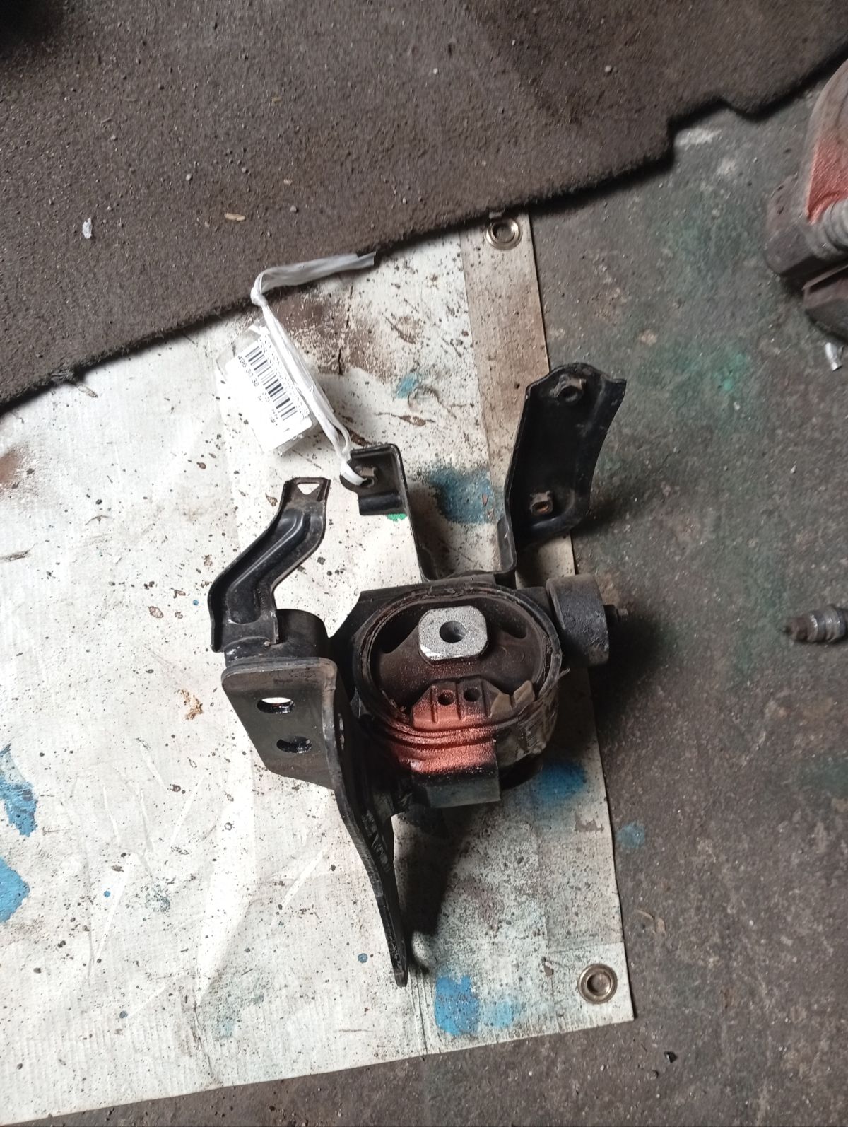 Подушка двигателя на Toyota Voxy ZRR70G 3ZR-FE Фото 3